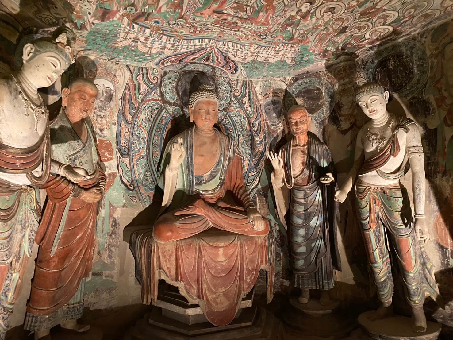 莫高窟第45窟，佛的左右弟子，分別為衰老的迦葉和年少的阿難，彼此呼應，形成鮮明對比。（攝影／朱佑霖）