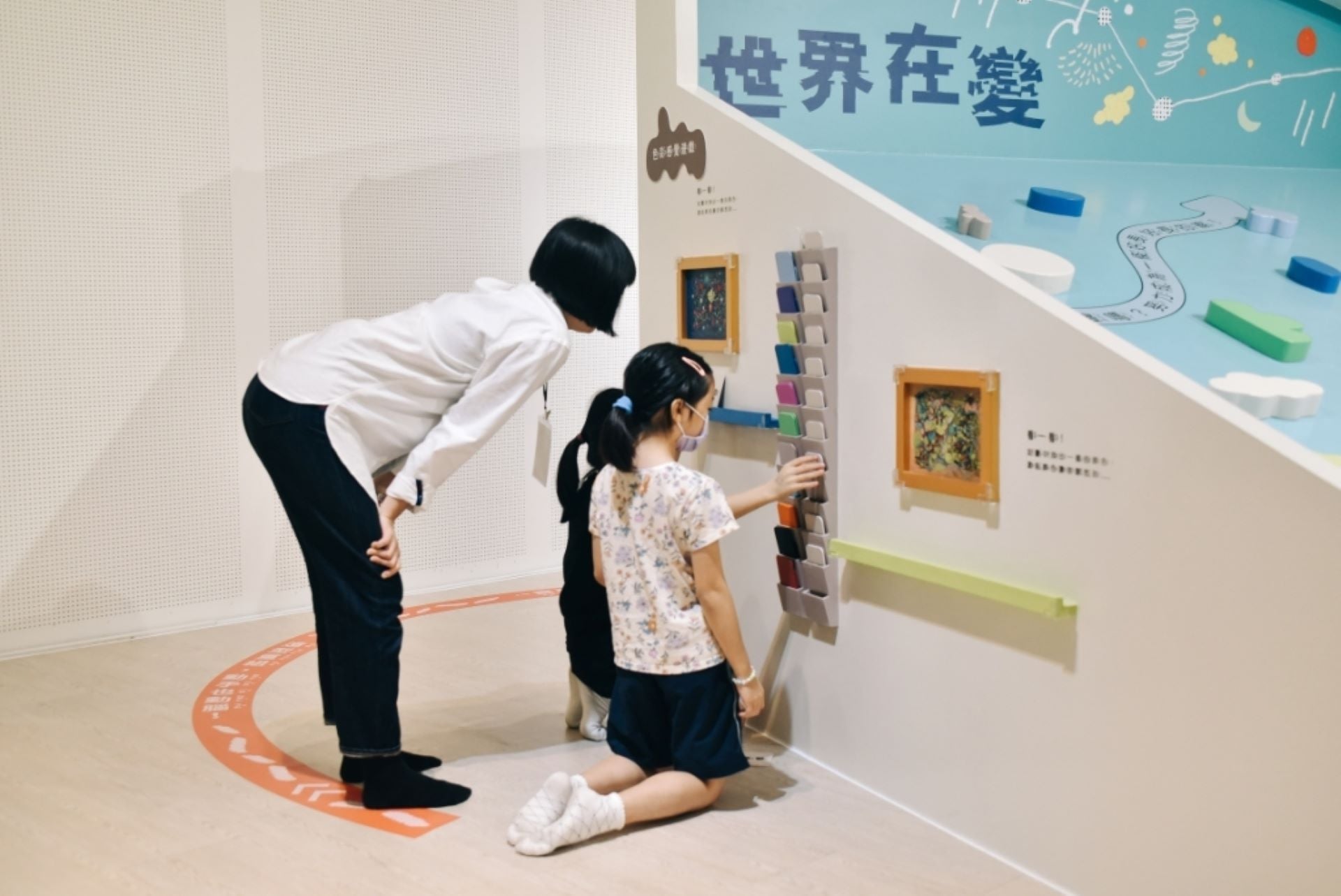 2023年嘉美館「世界在變」常設展之中的色彩感覺遊戲。（均勻製作提供）