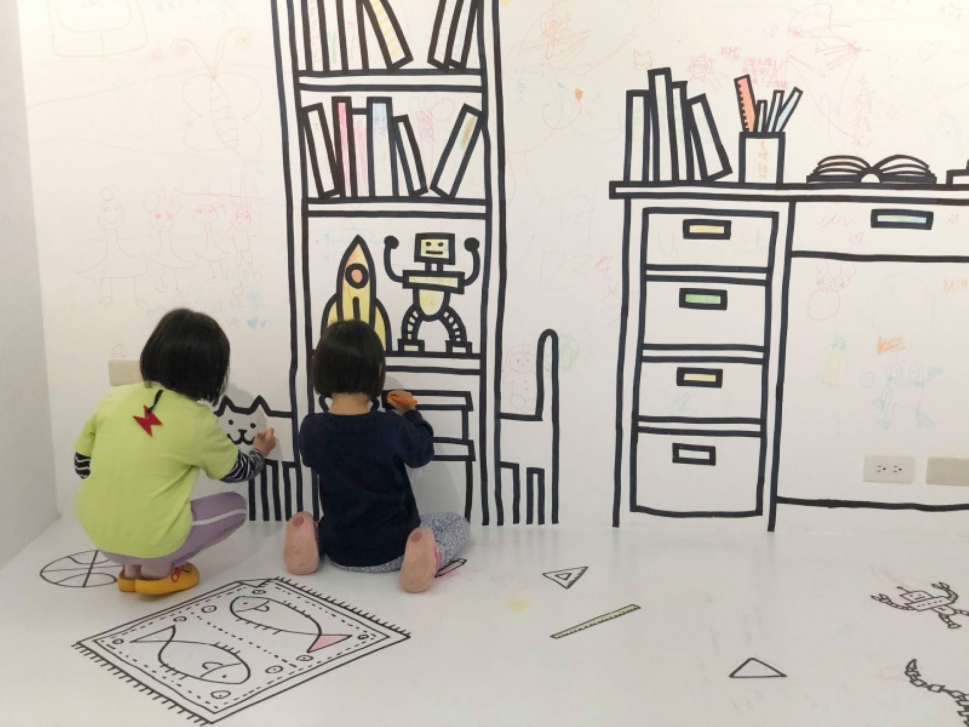 幼兒塗鴉從家裡開始，美術館營造小孩熟悉的居家空間，讓孩子們天馬行空的塗鴉。（本刊資料室）