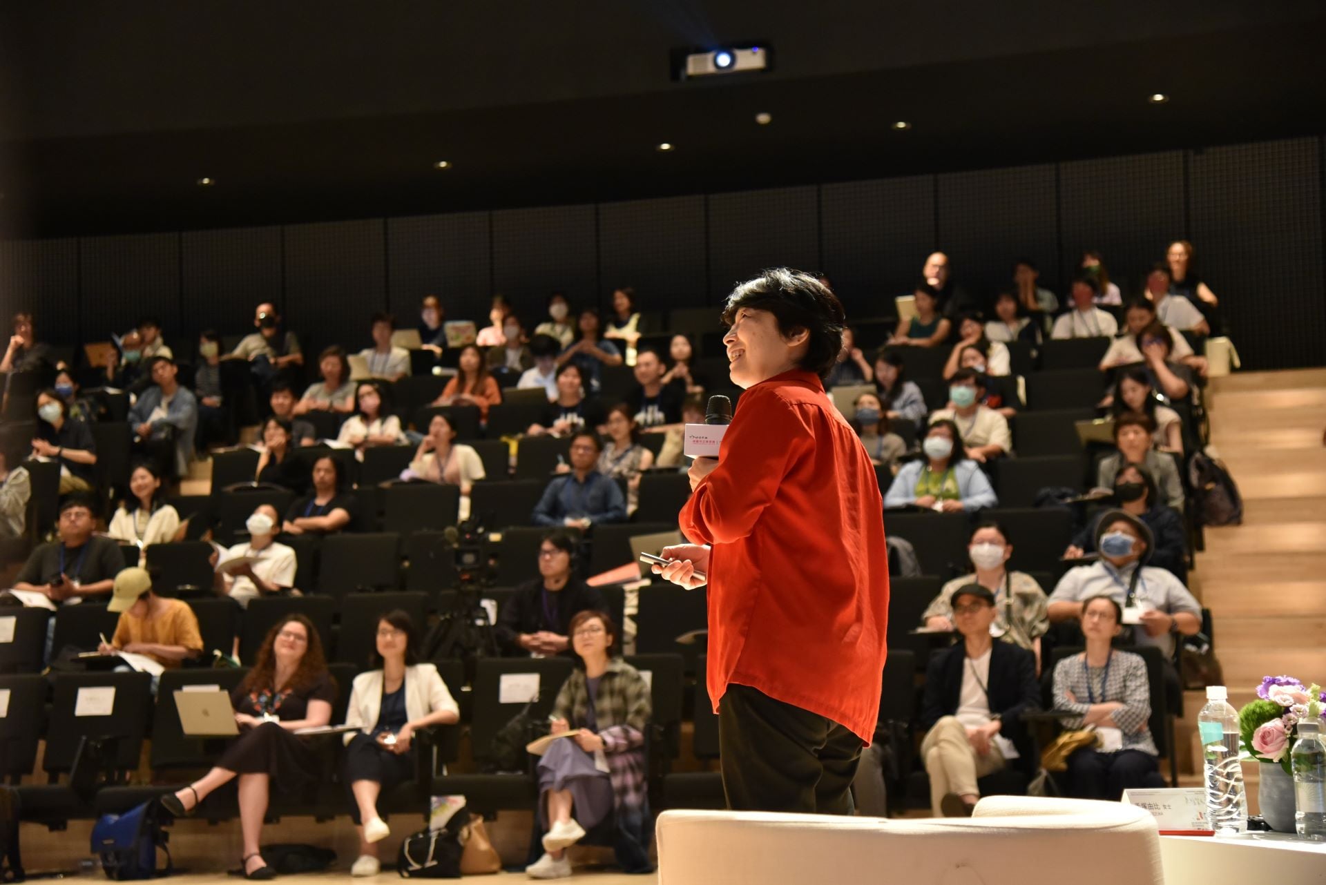 論壇第二日開場專題演講現場，圖中講者為建築師手塚由比。（桃園市立美術館提供）