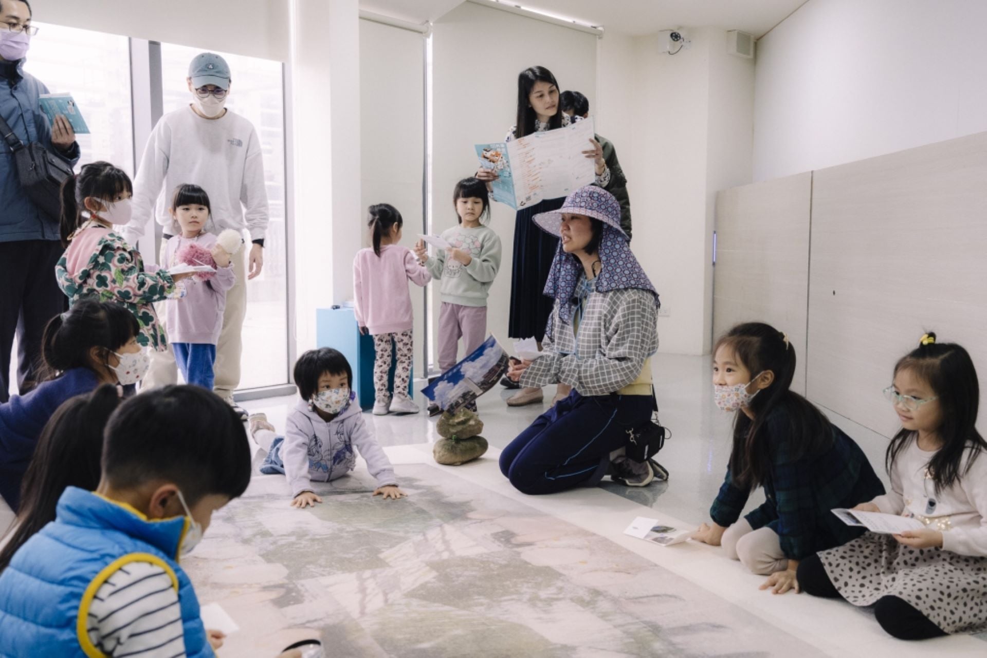 「美術館的小旅行」由化身大圳姐姐的藝術家賈茜如帶著大家巡田水，在展場中來一趟桃園之旅。（透島影業拍攝、桃園市立美術館提供）