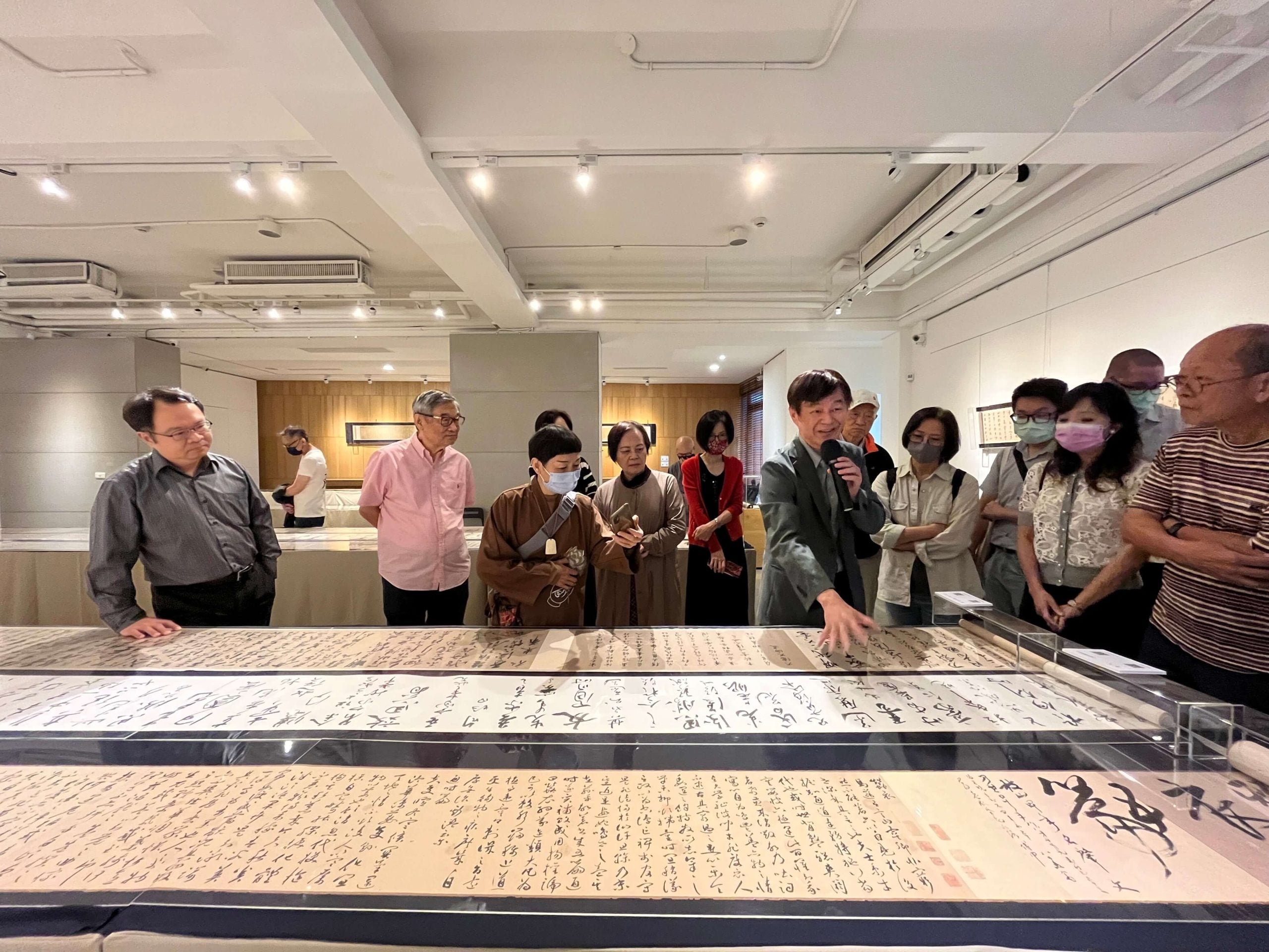 圖2 6月6日，「別具隻眼—傅申教授古書畫鑑賞題跋紀念展」舉行雅集活動，眾人分享過往點滴，兼品味作品。攝影／藍玉琦。