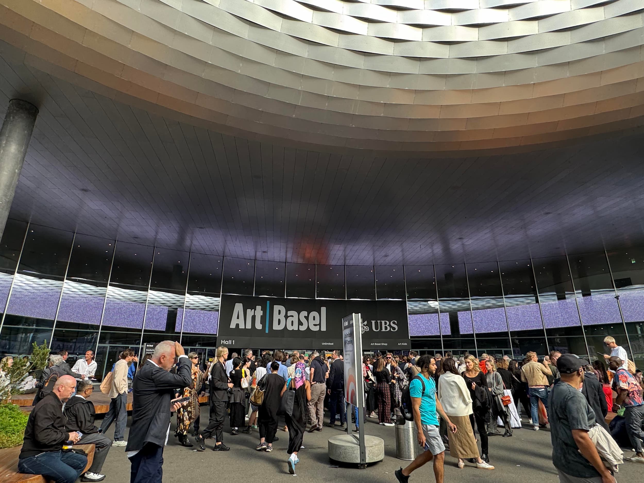 Art Basel in Basel 2024 瑞士巴塞爾藝術展在新任展會總監麥克‧克魯斯 (Maike Cruse) 的帶領下於6月16日閉幕，該展會在 VIP 日和公眾日共吸引超過九萬名觀眾。（姚妤萱提供）