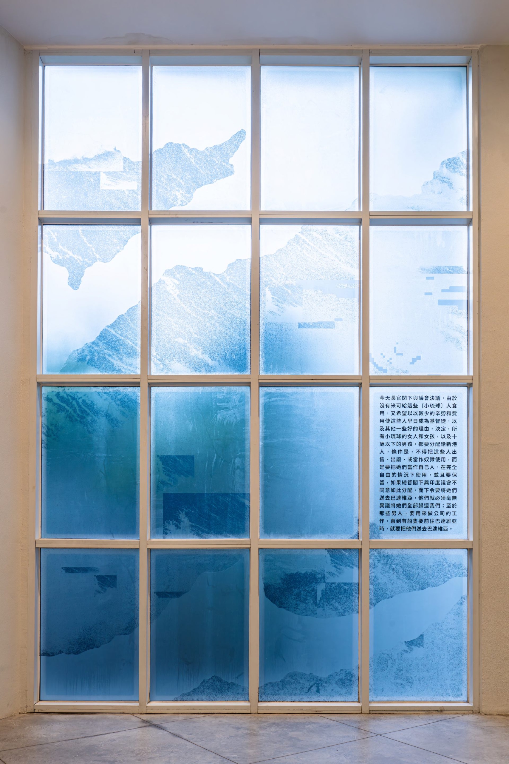 沃克、海怪、炮火與他們：熱蘭遮堡400年」於臺南市立美術館二館展出一景。（陳湘汶提供 ）