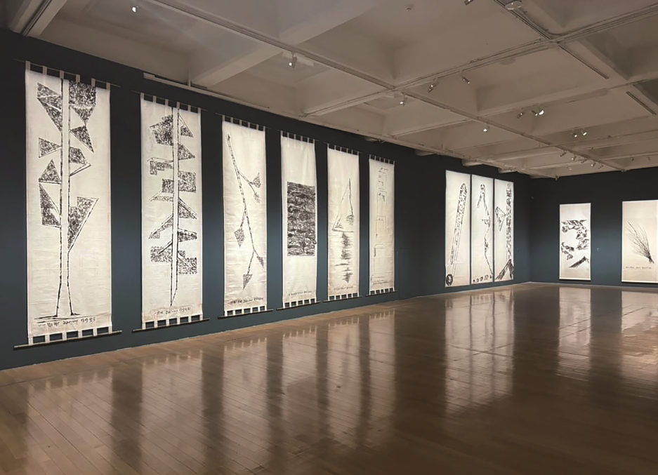 「溺浮沉洄：許雨仁回顧展」展覽於臺北市立美術館展出一景。臺北市立美術館提供。