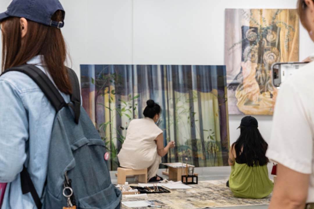 藝術家邀請參與觀眾「就地留白」，用五分鐘的時間將其描繪到畫布之上。（就在藝術空間提供）