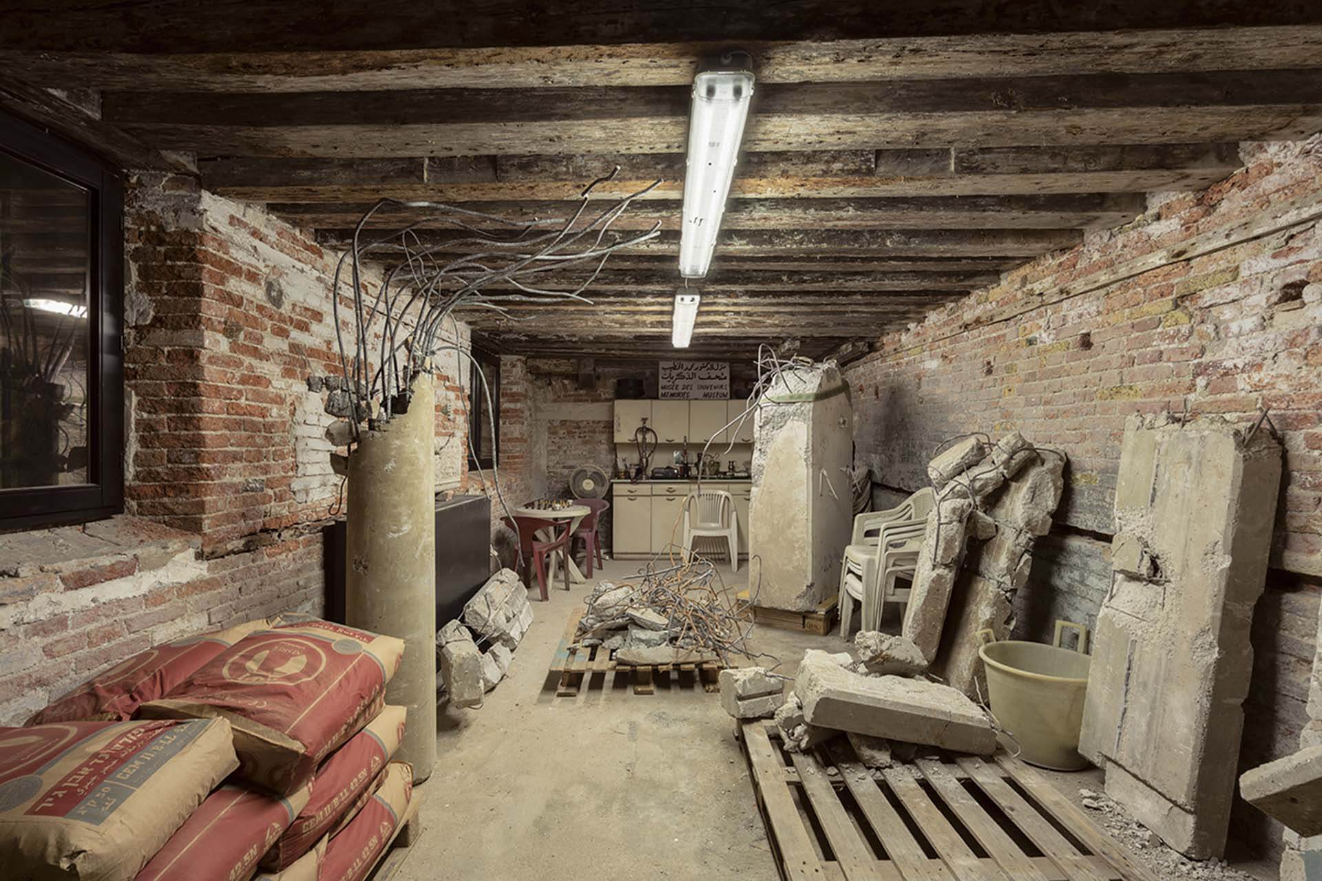 作品中《Monte di Pietà》看似廢棄廚房的裸露磚房空間。（攝影／Marco Cappelletti，普拉達基金會提供）