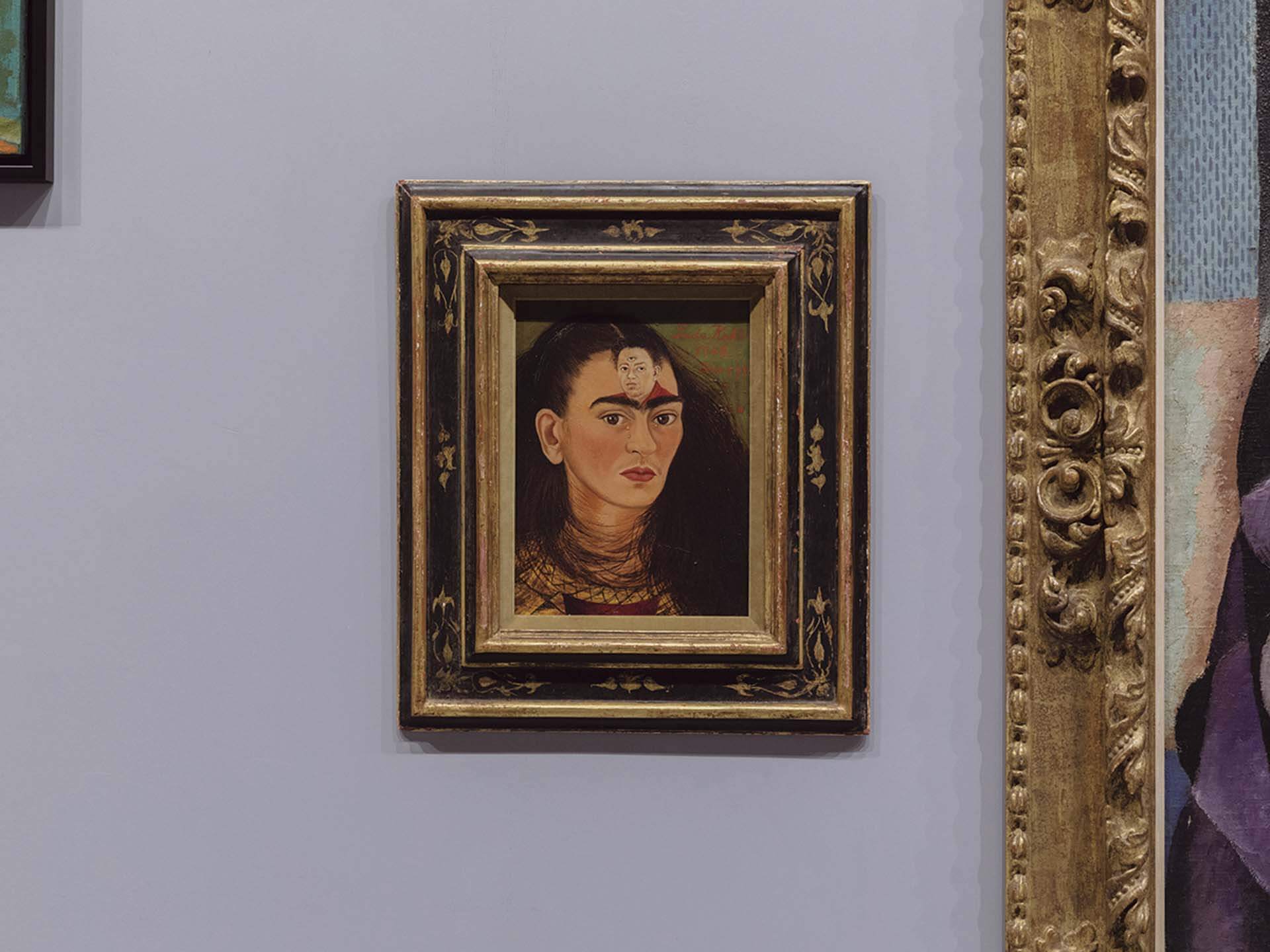 「歷史核心」展區,展出墨西哥藝術家芙烈達.卡蘿的自畫像《迪亞哥與我》 。(攝影 /Matteo de Mayda, Courtsey of La Biennale di Venezia)