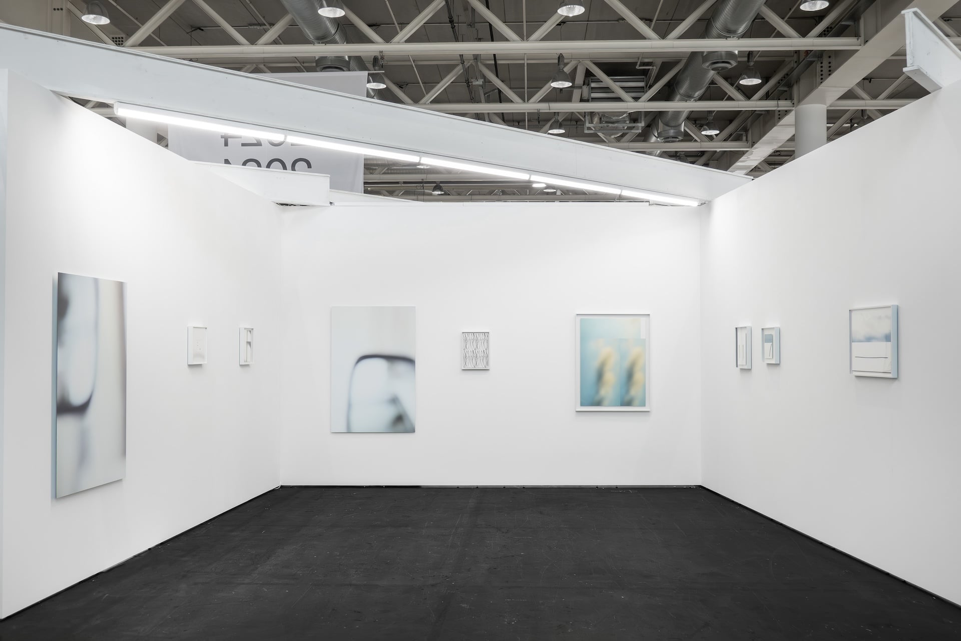 第四度參展的就在藝術空間帶來了年輕藝術家徐婷，展出去年於德國貝塔寧駐村探索光與影的攝影創作。（就在藝術空間提供）