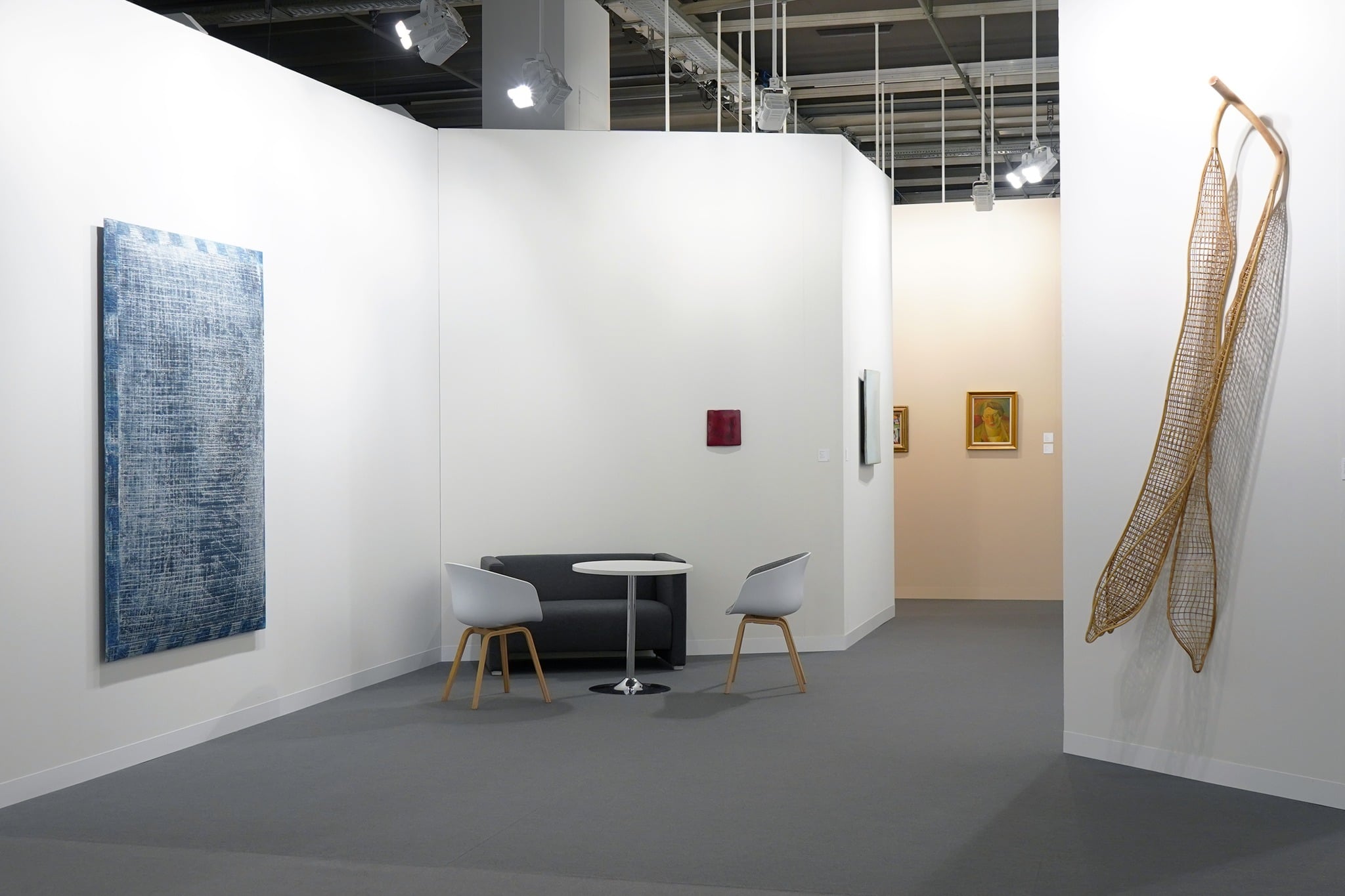 耿畫廊在「畫廊薈萃（Galleries）」主展區，帶來朱沅芷、蘇笑柏、索菲普．皮奇（Sopheap Pich）等藝術家的作品。（耿畫廊提供）