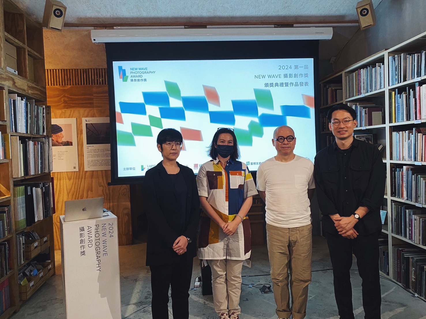 （右起）Lightbox攝影圖書室發起人曹良賓、Lightbox攝影圖書室顧問鄭國正、首屆NEW WAVE攝影創作獎評審鄭慧華、莊偉慈。（攝影／陳晞）