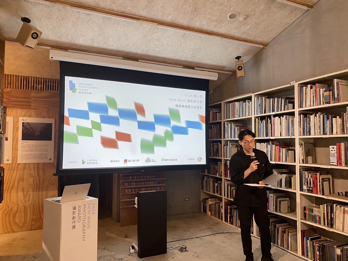 曹良賓表示，Lightbox設立 NEW WAVE 的核心價值，是以幫助臺灣攝影社群為初衷。圖為2024「NEW WAVE攝影創作獎」現場。（攝影／陳晞）