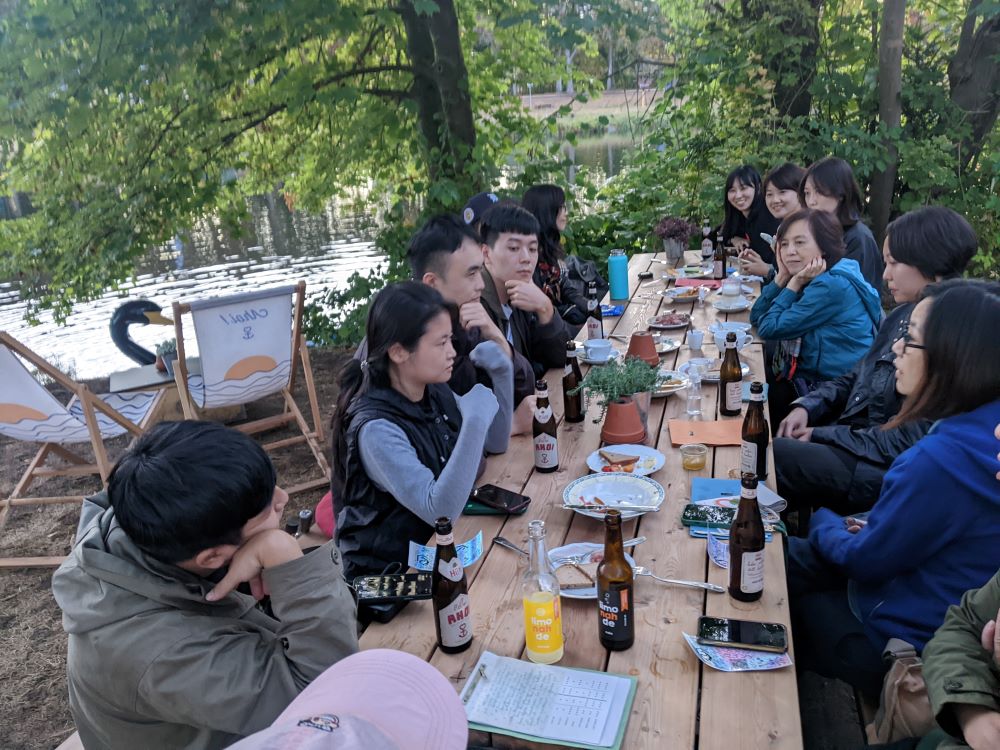 天美藝術基金會2022「臺灣當代藝術家海外參訪計畫」，出訪藝術家於卡塞爾文獻展（Documenta）張恩滿作品旁討論。（天美藝術基金會提供）