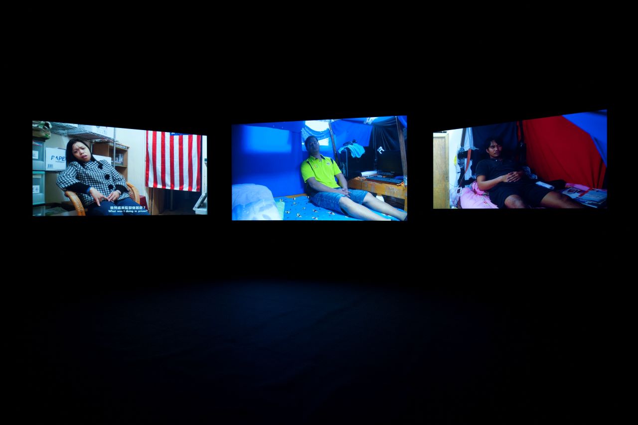 饒加恩曾獲台新藝術獎之作《REM Sleep》（2011），邀請幾位在臺移工以母語在鏡頭前描述自己的印象最深刻的夢境。（藝術家提供）