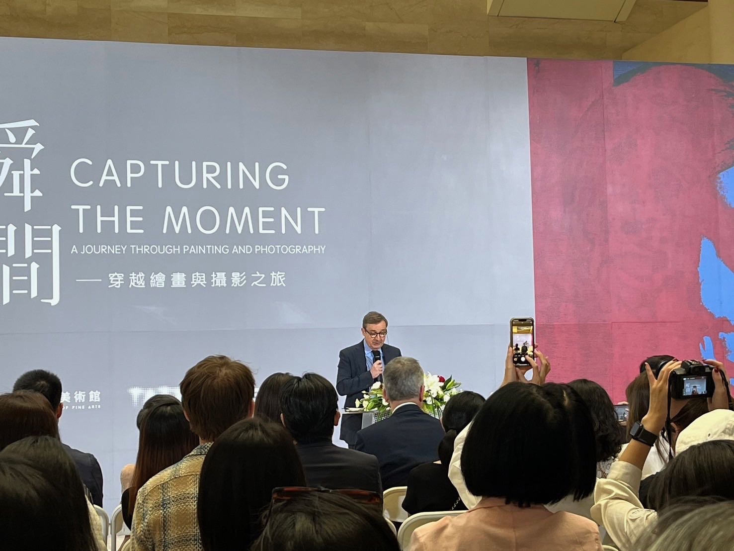 英國泰德現代美術館國際藝術典藏部總監葛雷格．謬爾指出「瞬間」審視了1930年代至今攝影與繪畫關係，呈現彼此的相互影響與挑戰，更拓展出了兩種不同藝術形式的可能性。（本刊資料室）