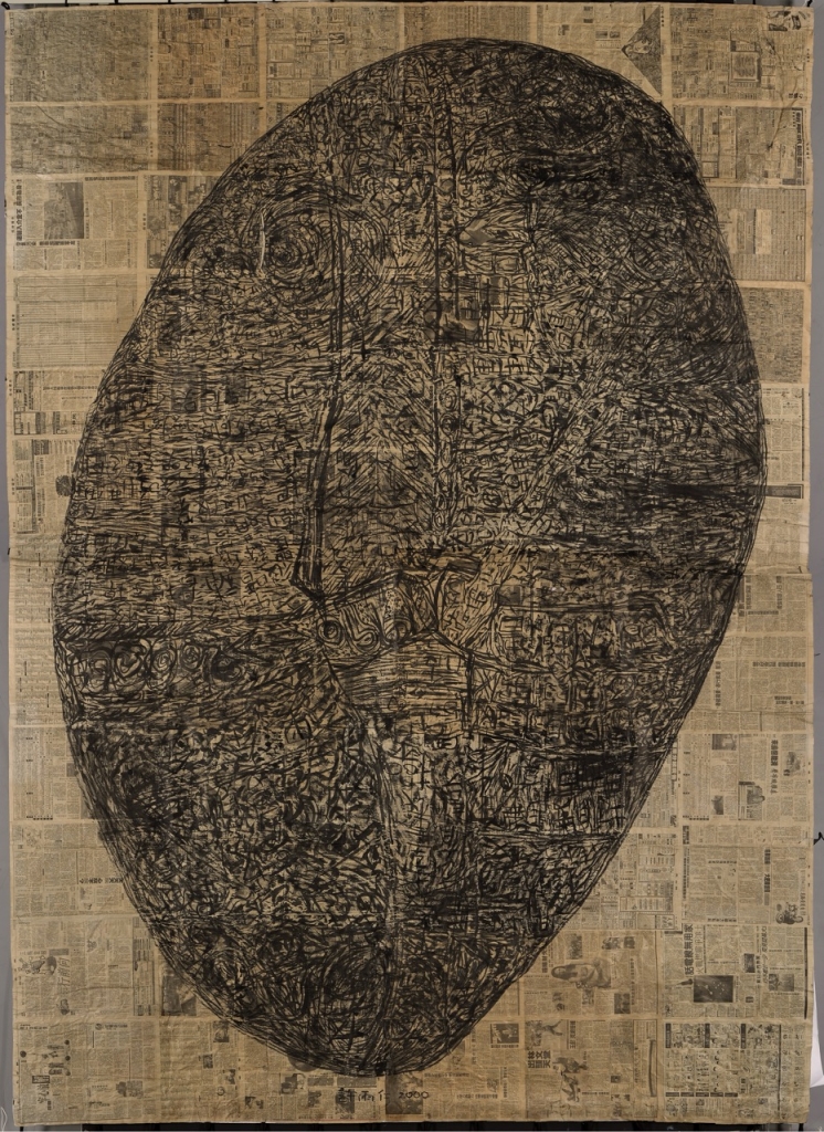 許雨仁，《老師給我的分數》，1981、2000重製，墨、報紙，415×288公分，藝術家自藏。臺北市立美術館提供。