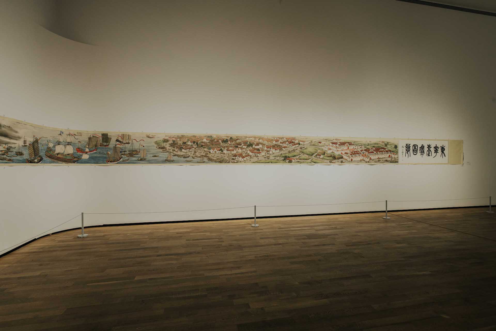 沈建龍，《東寧臺灣圖卷》（展場照），水墨、日本絹，70×2700cm，2023 年。（臺南市美術館提供）