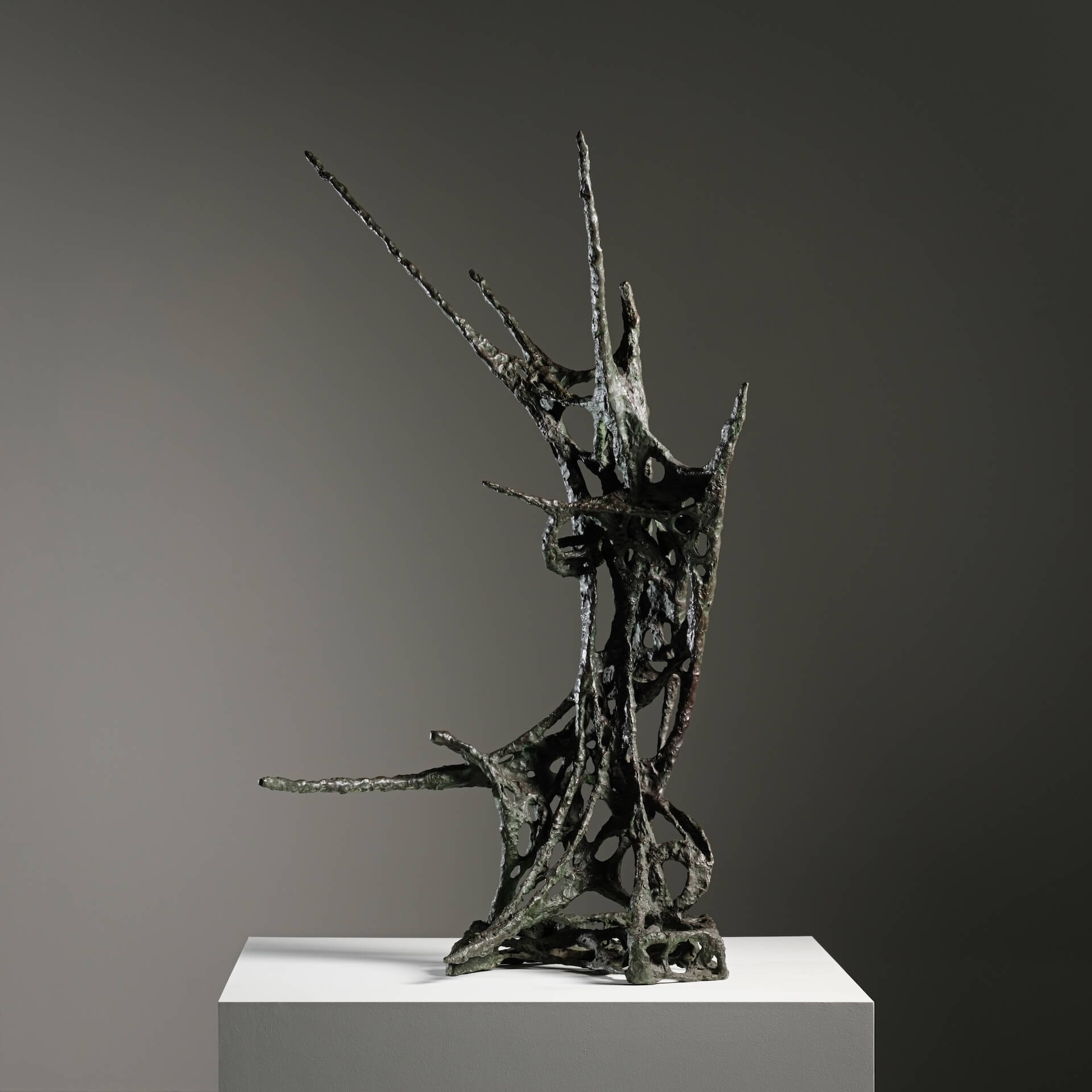 楊英風，《運行不息》，1962，銅雕，87×17×115cm。（亞洲藝術中心提供）