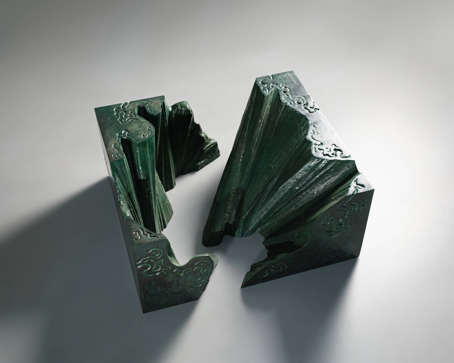 楊英風，《太魯閣峽谷（小）》，1963，銅雕，36×82×75cm。（亞洲藝術中心提供）