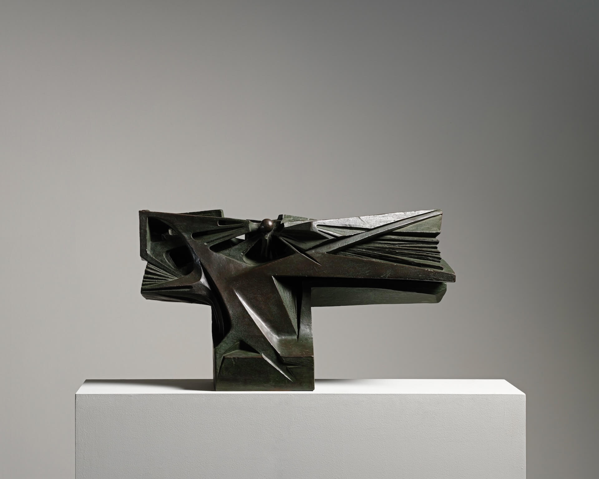 楊英風，《南山晨曦》，1976，銅雕，69×21×39cm。（亞洲藝術中心提供）