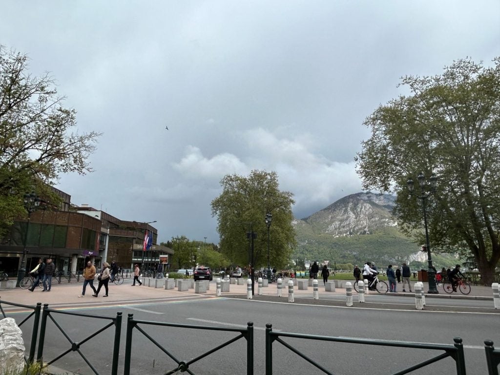 安錫圖書館位於Le Pâquier公園旁