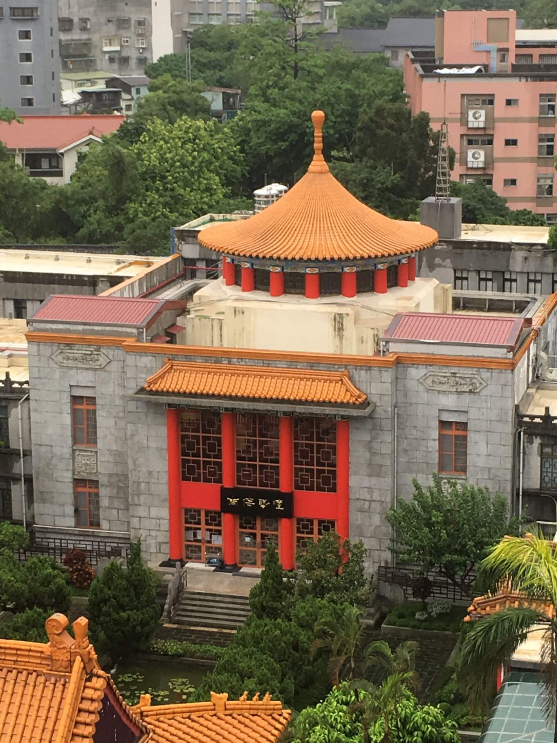 1955年將日本統治時期位於臺北的「建功神社」，被改建為黃色屋瓦、攢尖圓頂的樣式。（圖片取自維基百科）