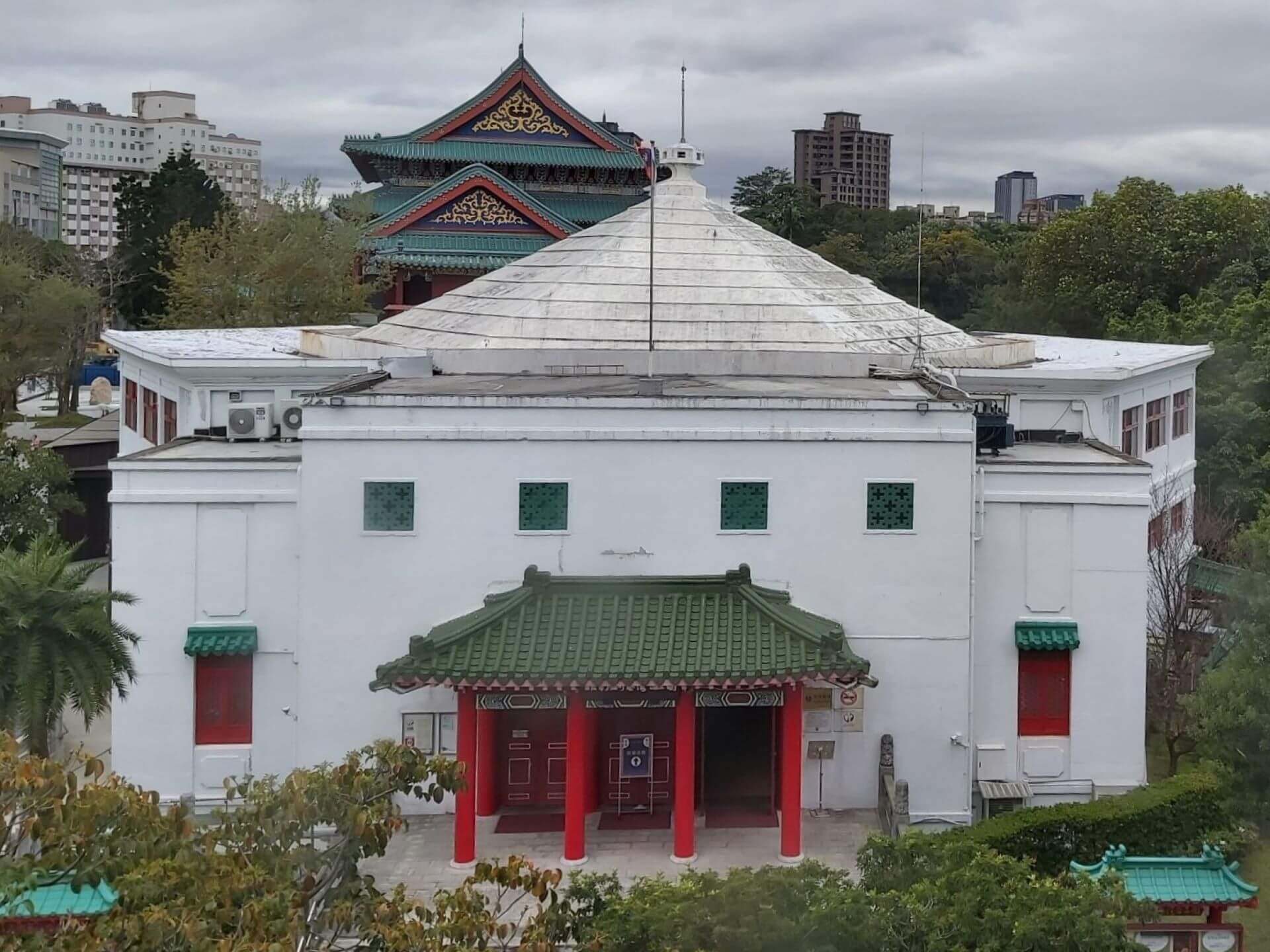 1956年聘請姚文英設計興建國立臺灣藝術館，是採用RC桁架組合結構的中國古典樣式建築，這一棟建築目前為南海劇場。（圖片取自維基百科）