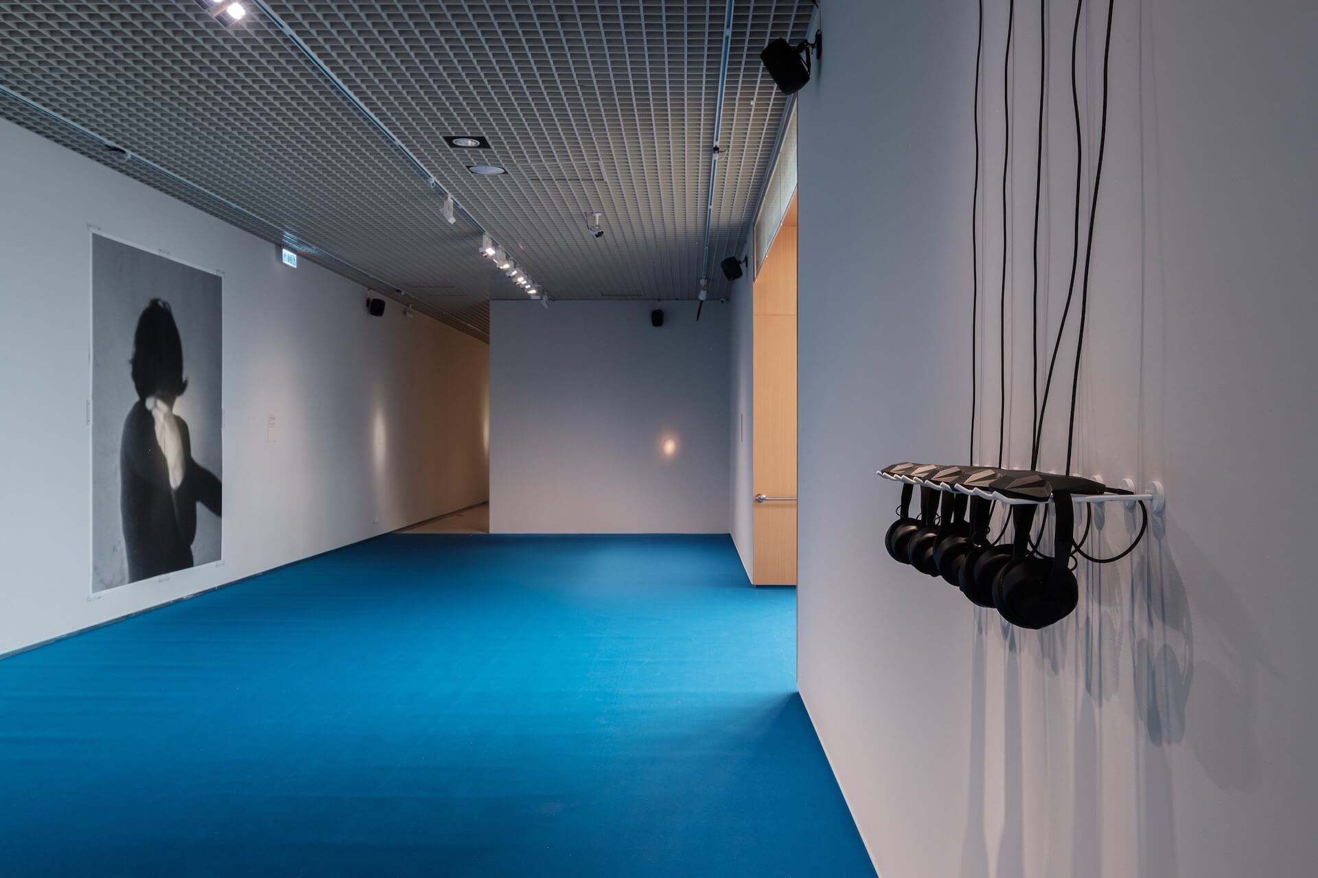 藝術家黃博志位於三樓展場的作品《二哥的藍色斑鳩》，運用身體感知體驗的創造，將書寫個人生命歷程的平面文字轉化為生動立體的故事場景，結合互動性的聲音裝置與實體物件的佈局，打破物理限制，讓觀眾得以穿梭於話者回憶中的時空場景。