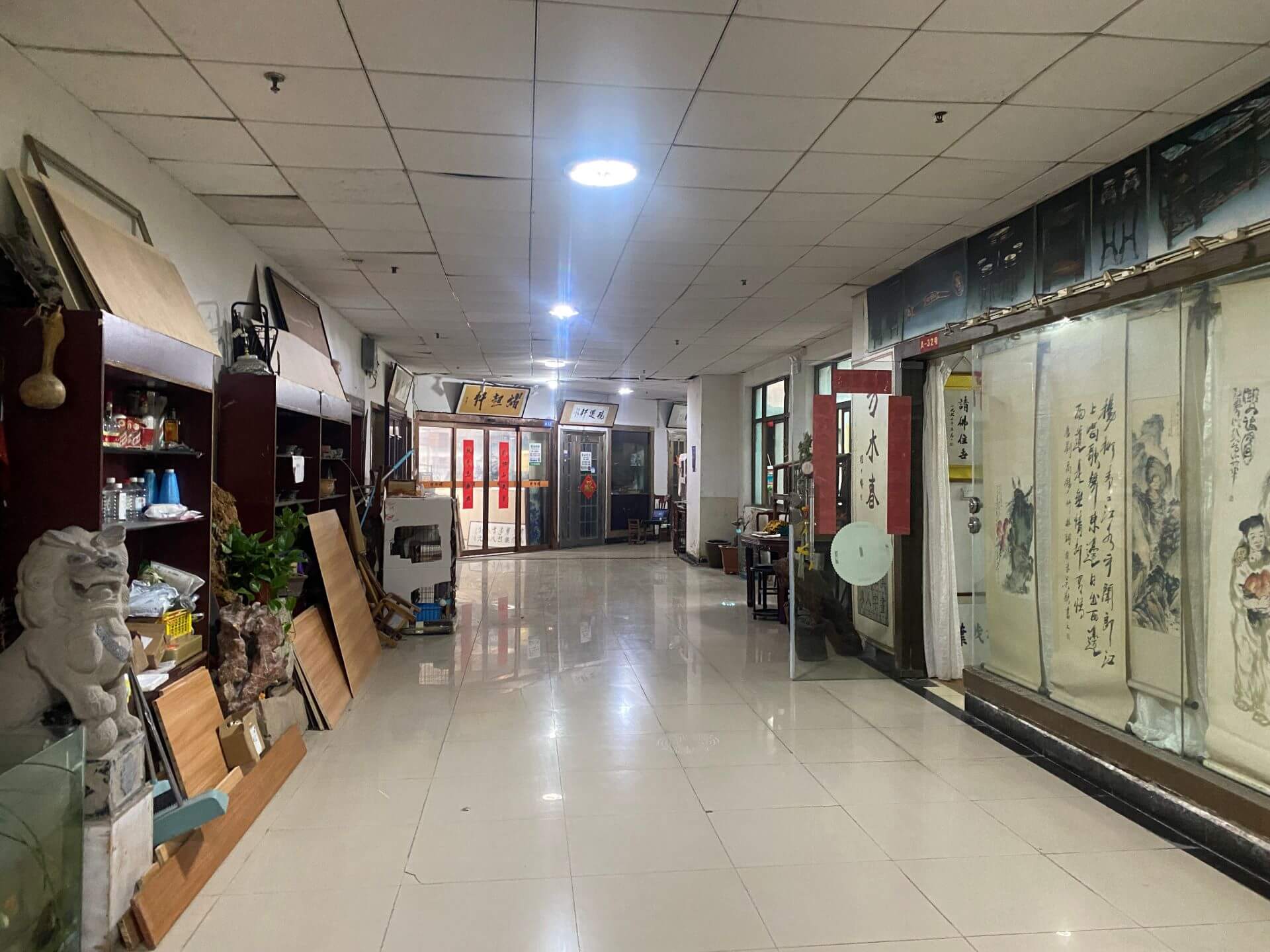 南京秦淮古玩城，內部商店街道堆滿雜物。（攝影／朱佑霖）