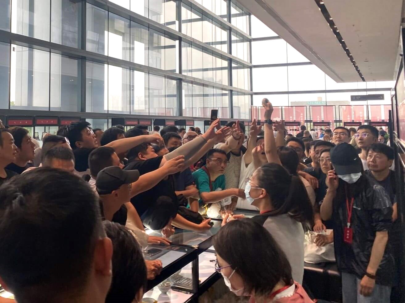 上海文物商店櫃位人潮不止。（攝影／朱佑霖）