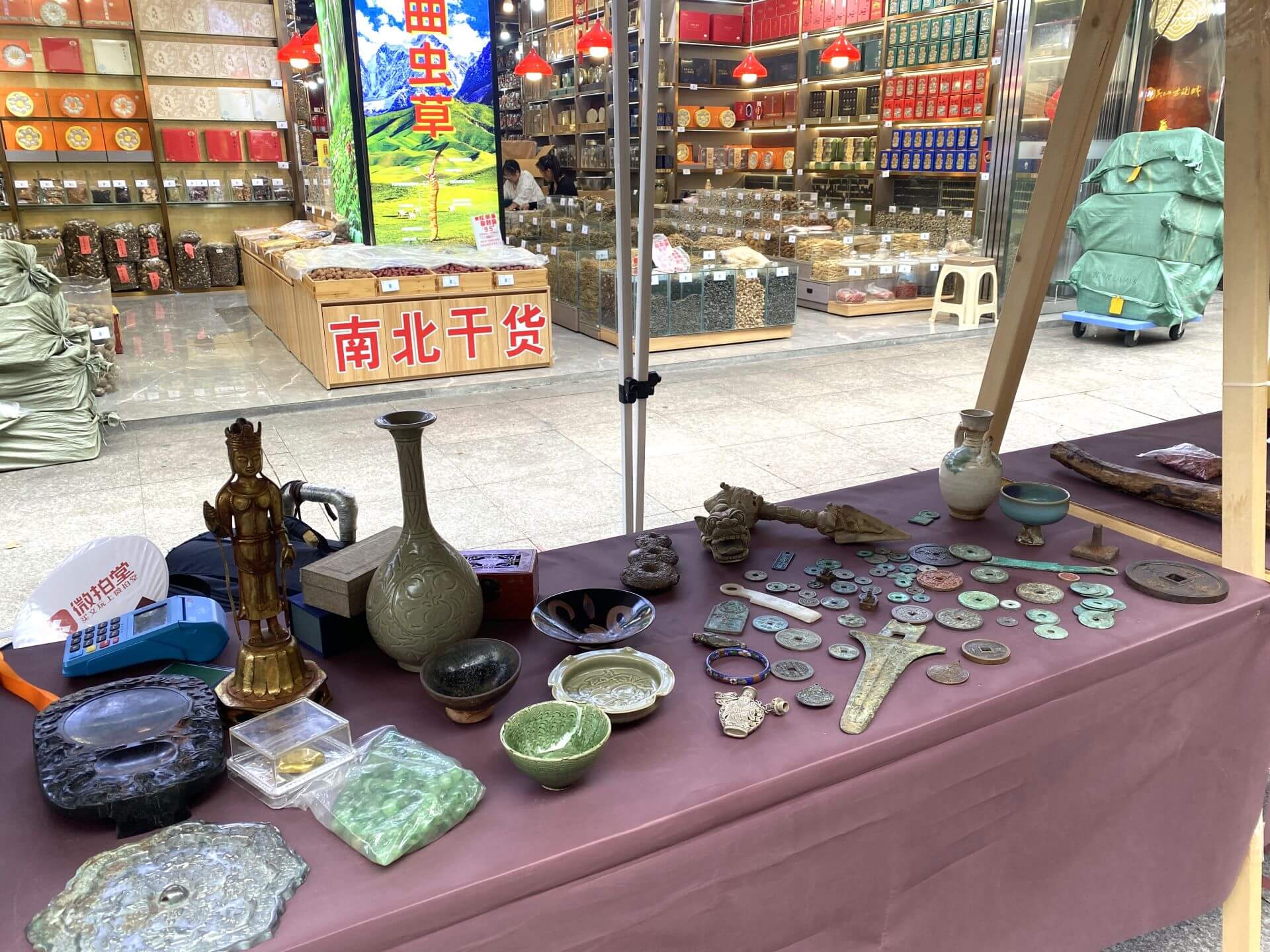 杭州吳山古玩城外側的古玩攤位，販售不知真偽的低端古玩。（攝影／朱佑霖）