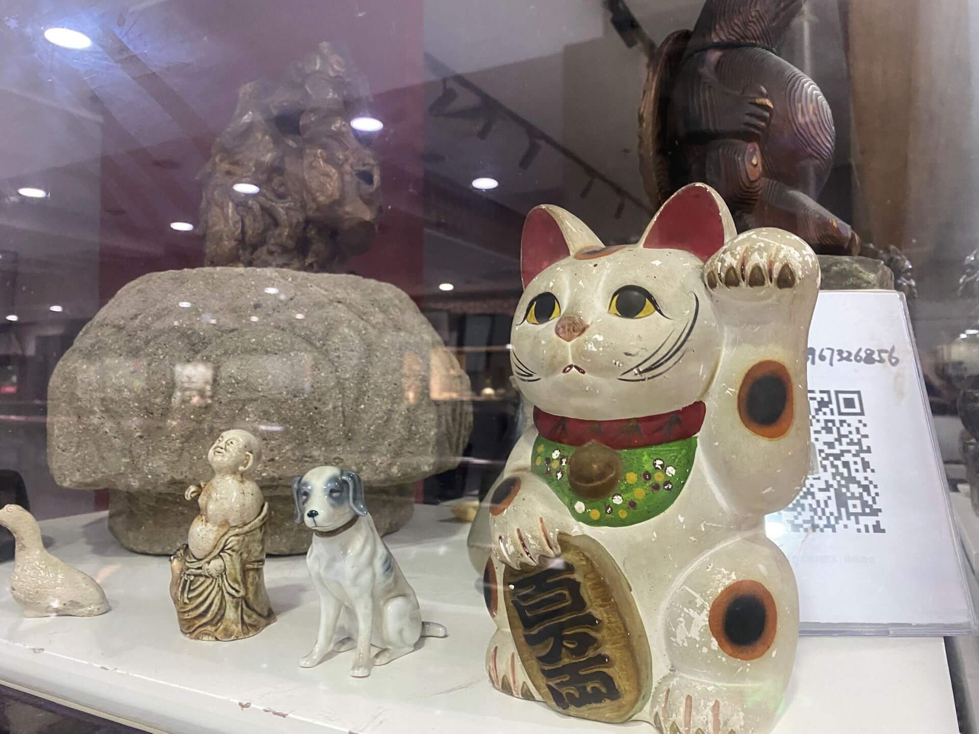 杭州吳山古玩城古董店櫥窗風景。（攝影／朱佑霖）