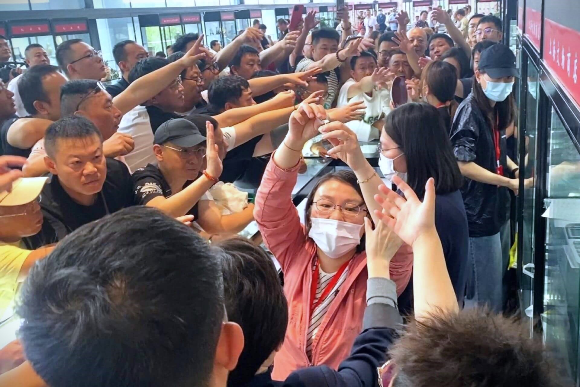 上海文物商店櫃位買氣旺盛。（攝影／朱佑霖）