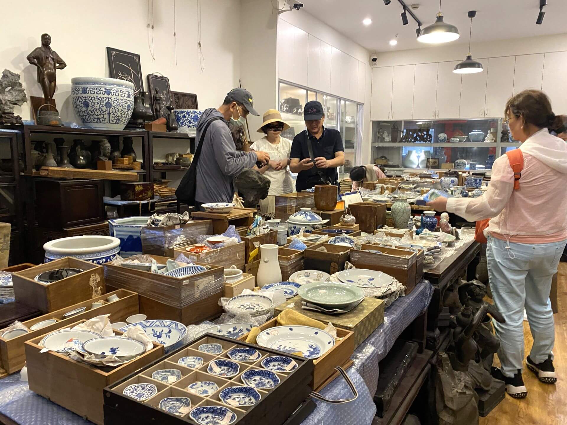 上海虹橋古玩城充斥日本回流的明清外銷瓷器。（攝影／朱佑霖）