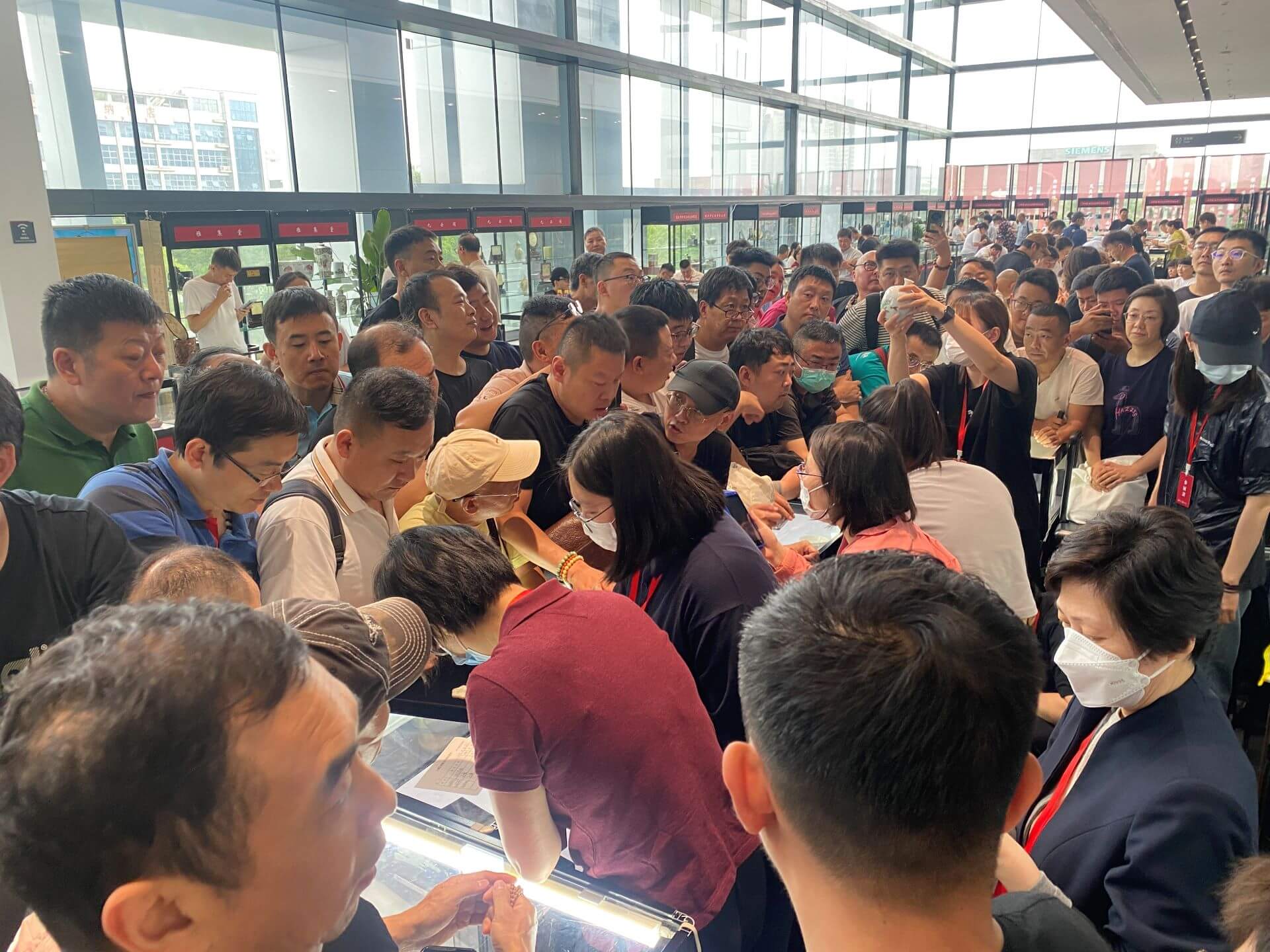 上海文物商店圍滿人，買氣旺盛。（攝影／朱佑霖）