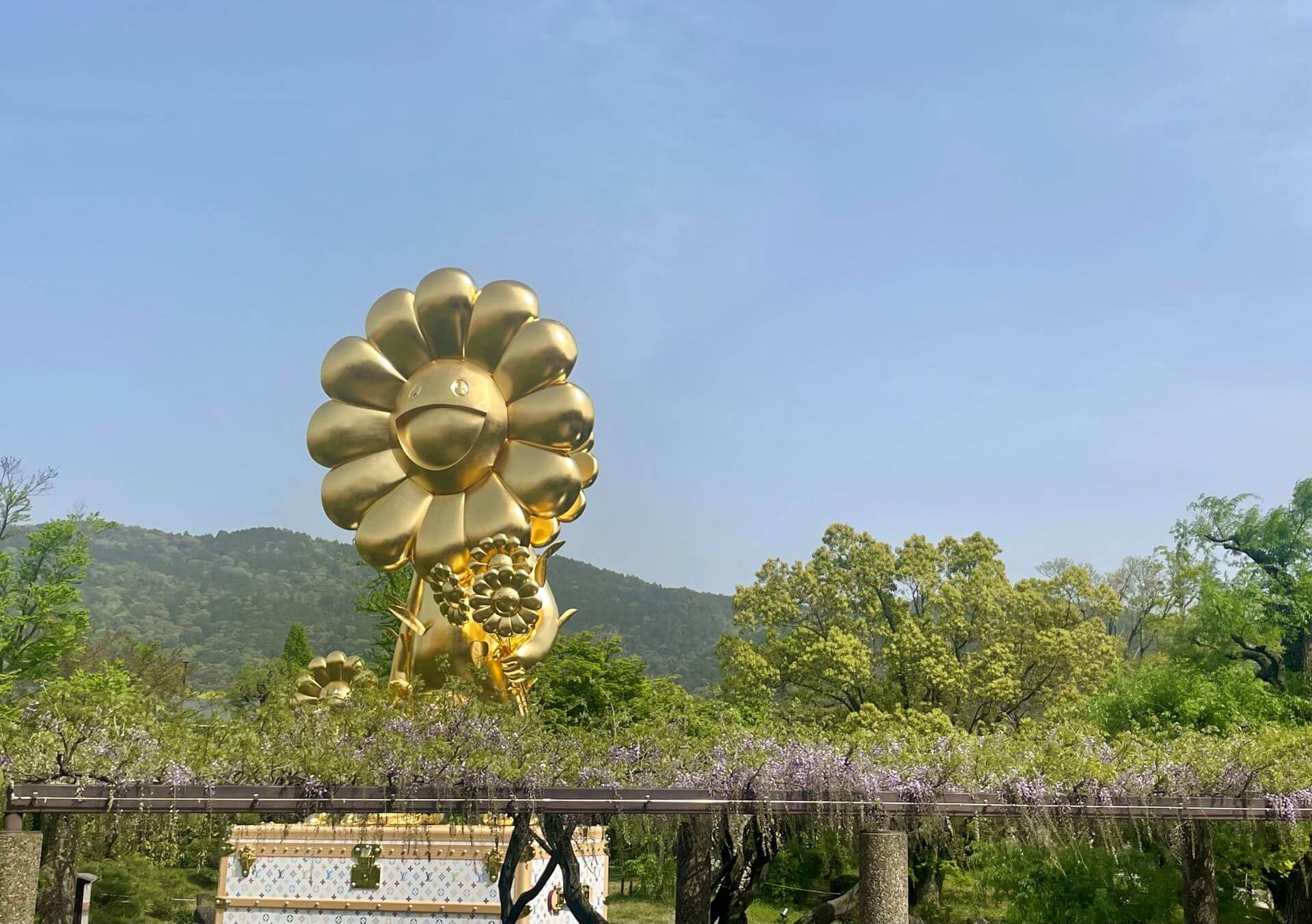 村上隆《金色の空の夏のお花畑》 2023-24年。（攝影／鄭禹彤）