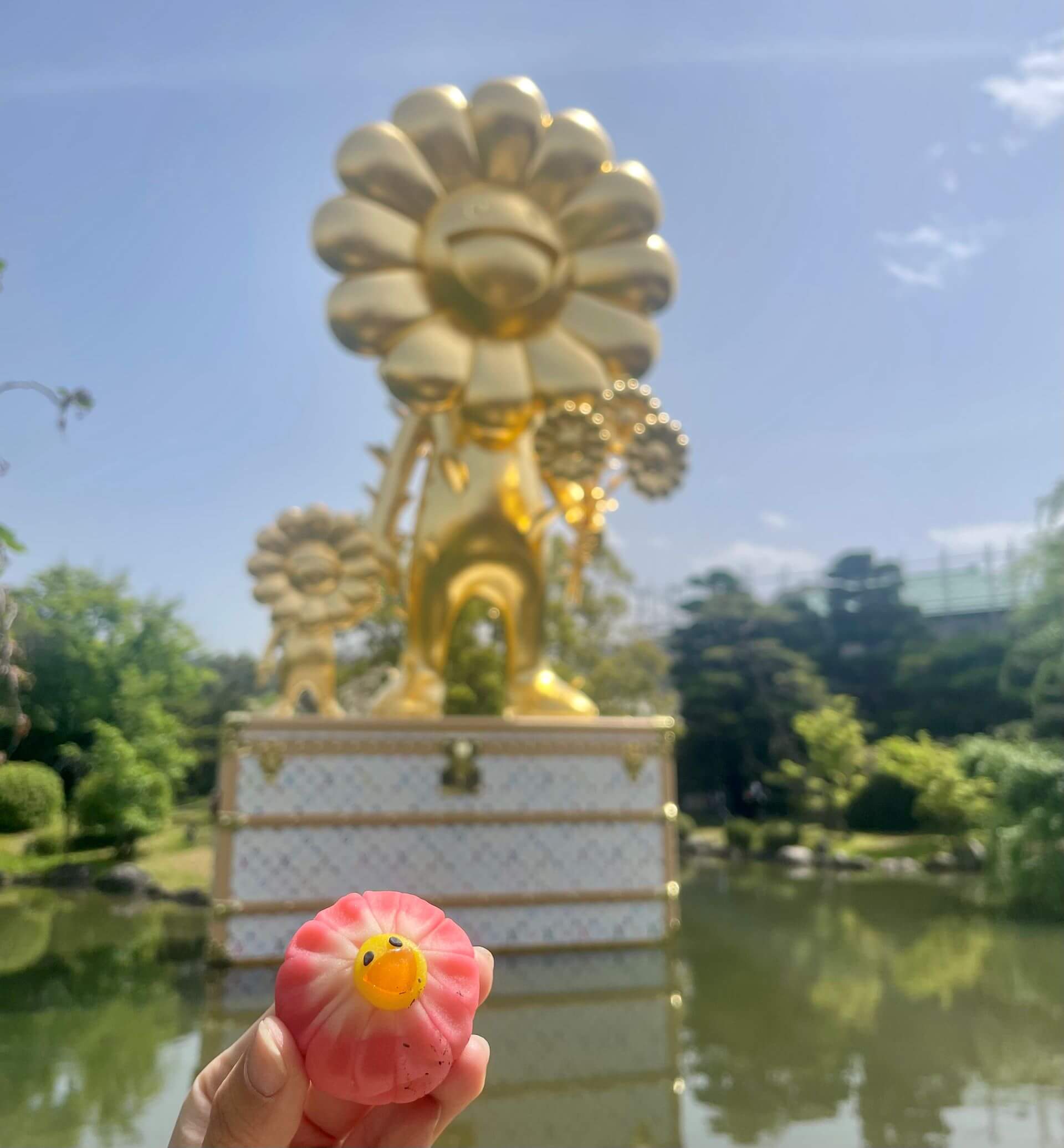 村上隆《お花の親子》及展覽限定和菓子。（攝影／鄭禹彤）