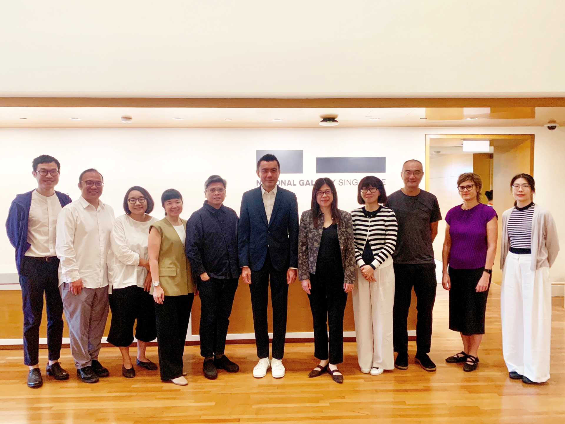 國美館館長陳貺怡（右5）與新加坡國家美術館館長陳維德（Eugene Tan）（右6）簽署合作備忘錄與會人員大合影。（國立臺灣美術館提供）