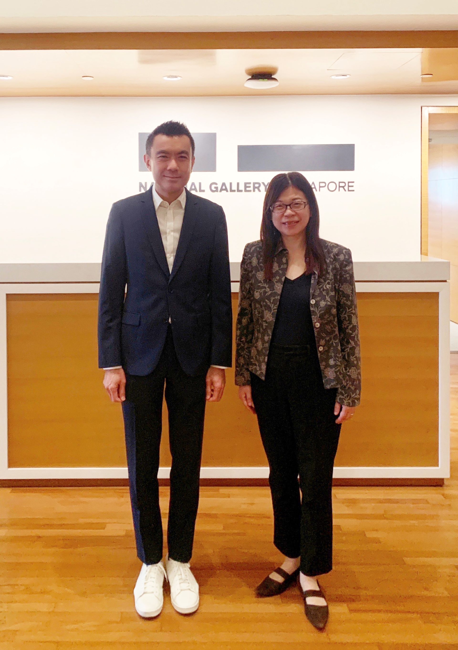 國美館館長陳貺怡（右）與新加坡國家美術館館長陳維德（Eugene Tan）合影。（國立臺灣美術館提供）