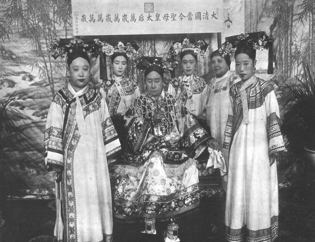 1903年拍攝的清宮照片，左起依次是瑾妃、德齡、慈禧太后、容齡、容齡之母、隆裕皇后。（圖片源自：維基百科）