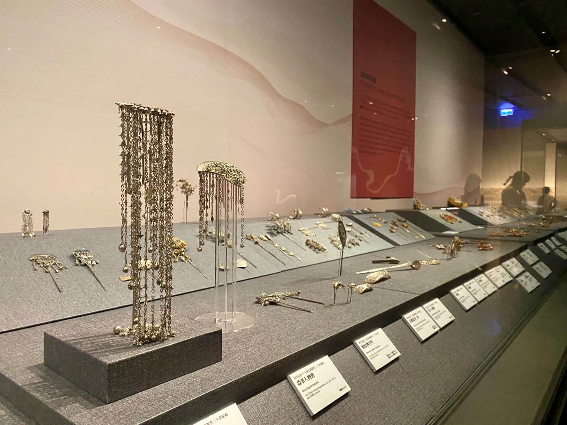 本展也首度展出一批精美銀飾，為清末民國初打造的長命鎖、手鐲等飾品。（攝影／朱佑霖）