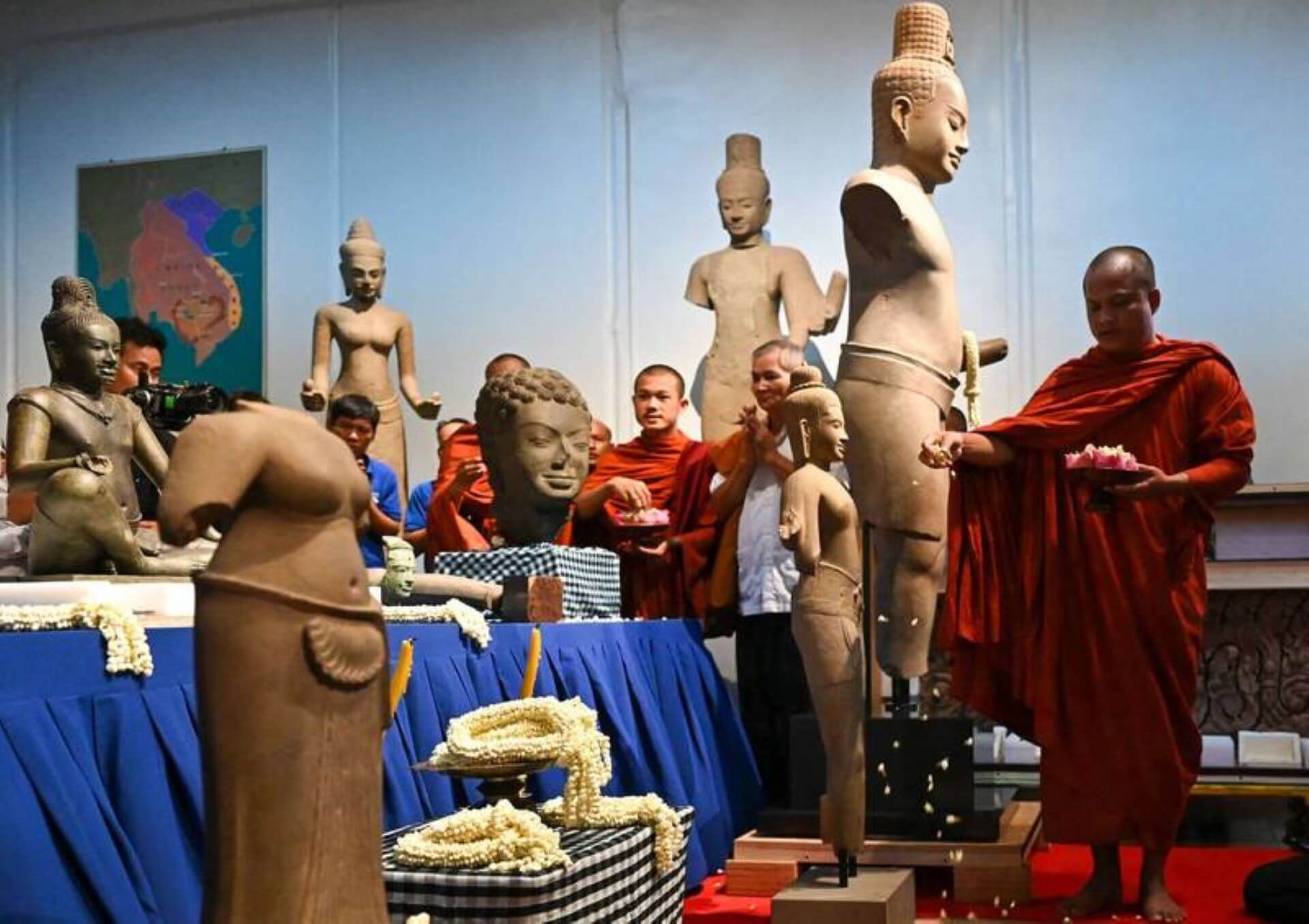 紐約大都會博物館（the MET）在美政府協助下，將14件吳哥時期文物歸還予柬埔寨，現場柬國僧侶為文物祈福。（©法新社）
