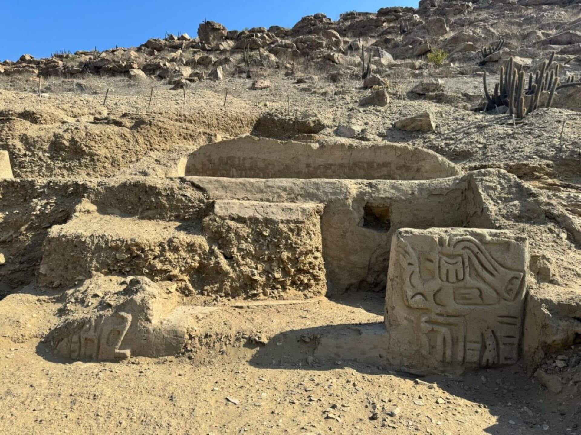 在秘魯的塞羅拉斯阿尼馬斯地區，考古學家發現了一處新的遺址，這裡有雕刻著神話鳥類生物的藝術品。（圖片來源：Luis A. Muro Ynouan）