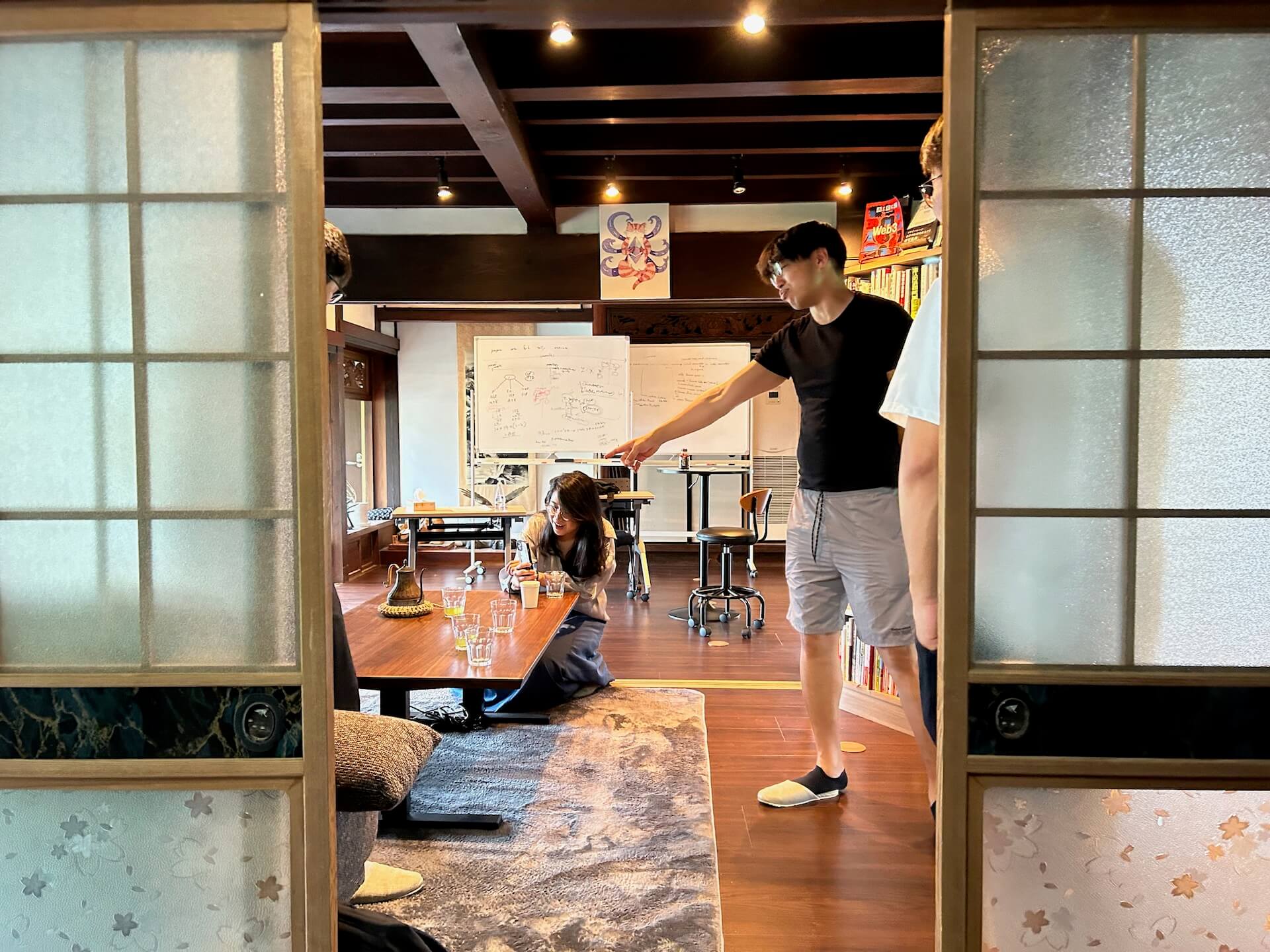 Solidity House室內，牆上有以太坊謎戀貓之肖像畫。（黃豆泥提供）