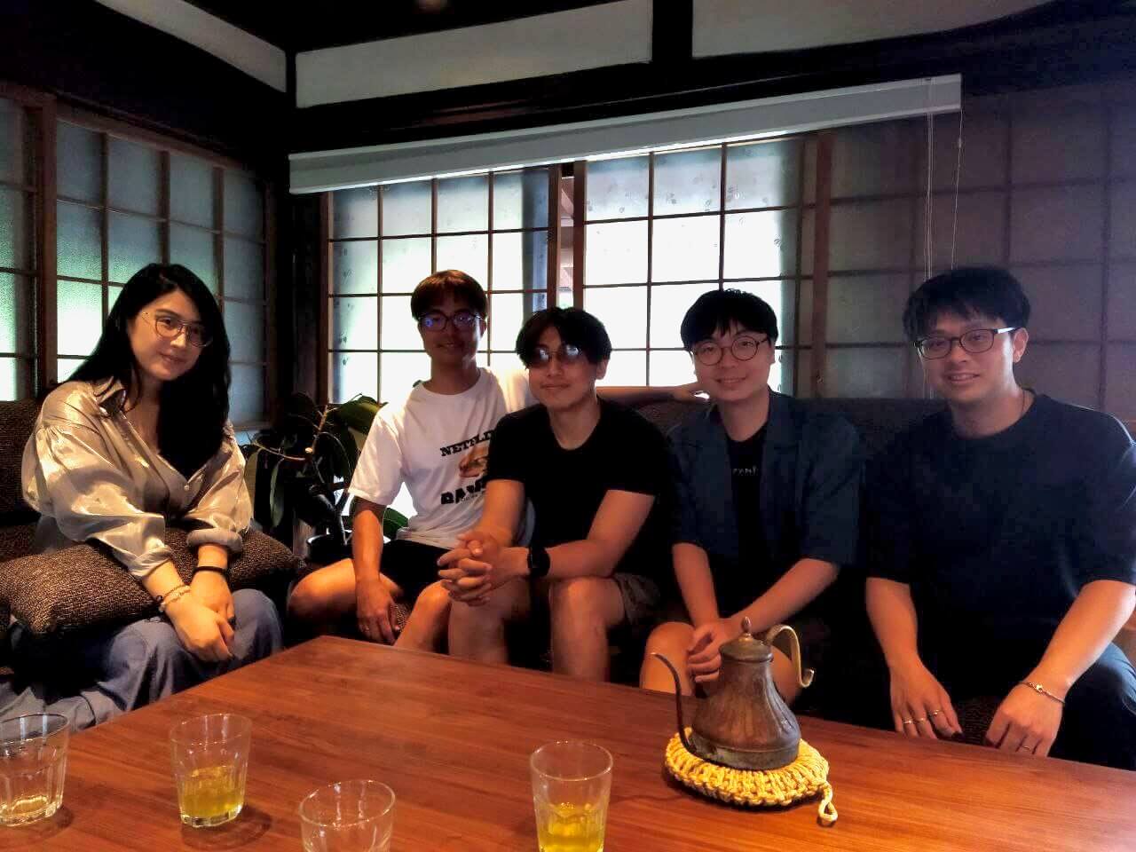 此次拜會的合照，圖中者為落合先生。（黃豆泥提供）