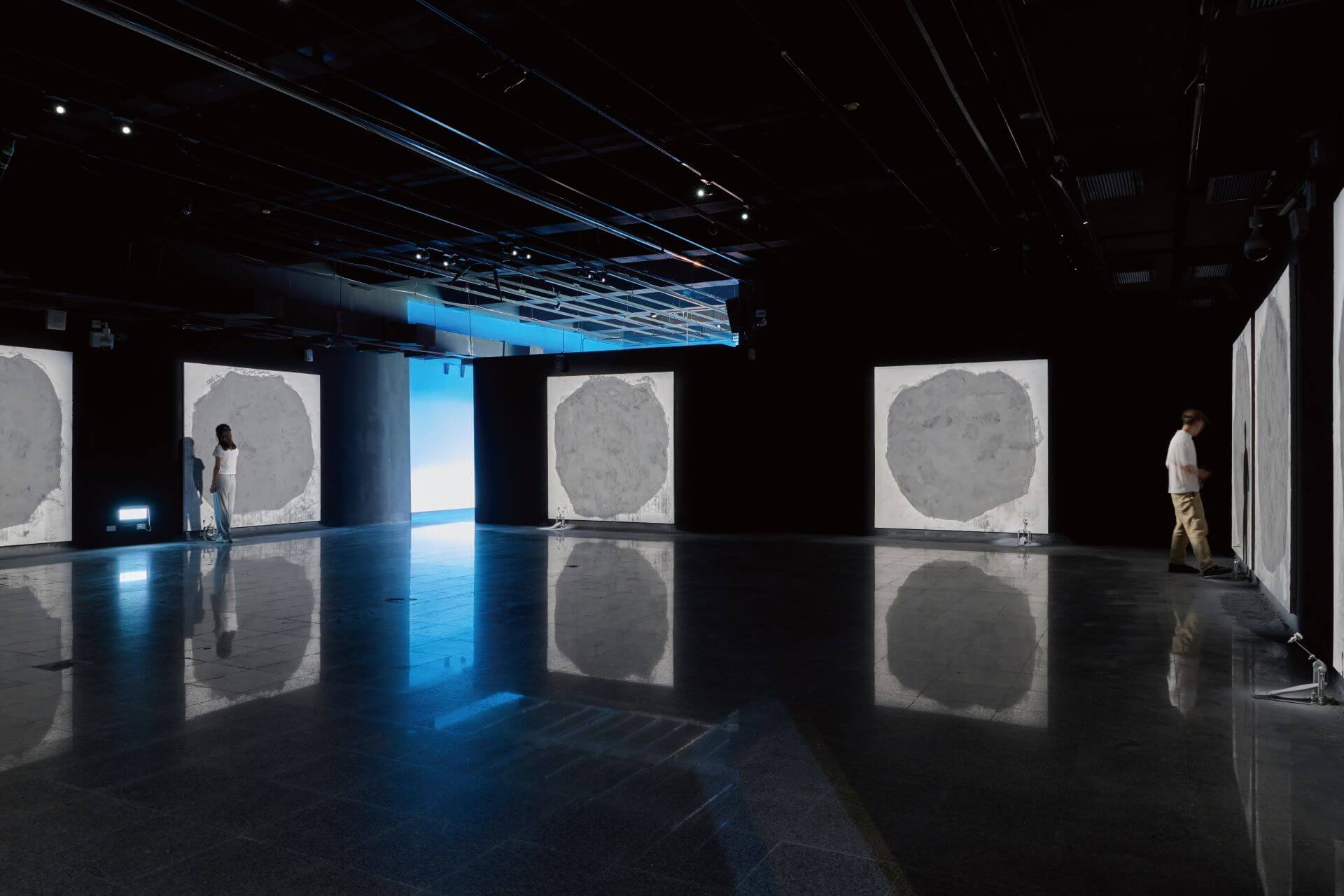 《回音》在展覽現場。（花蓮縣石雕博物館提供，攝影：陳况豪）