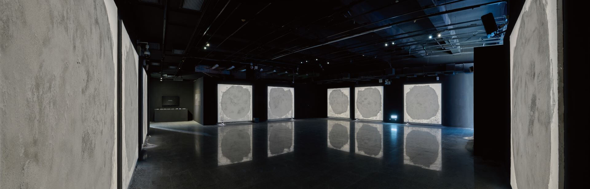 《回音》在展覽現場。（花蓮縣石雕博物館提供，攝影：陳况豪）