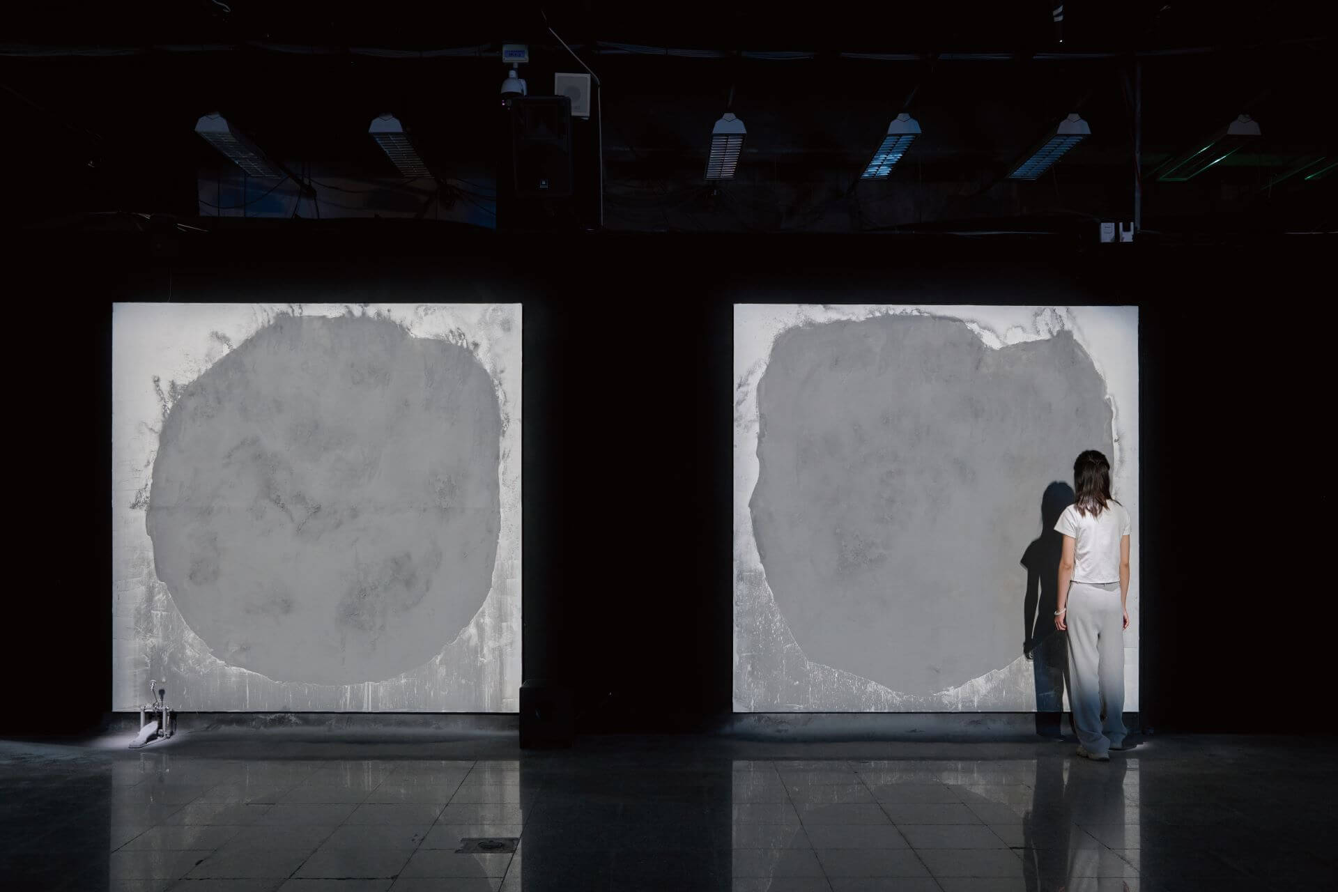 《回音》在展覽現場。（花蓮縣石雕博物館提供，攝影：陳况豪）