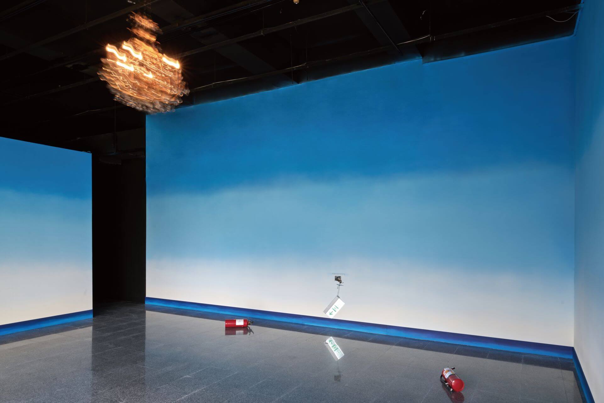 《海平線》在展覽現場。（花蓮縣石雕博物館提供，攝影：陳况豪）