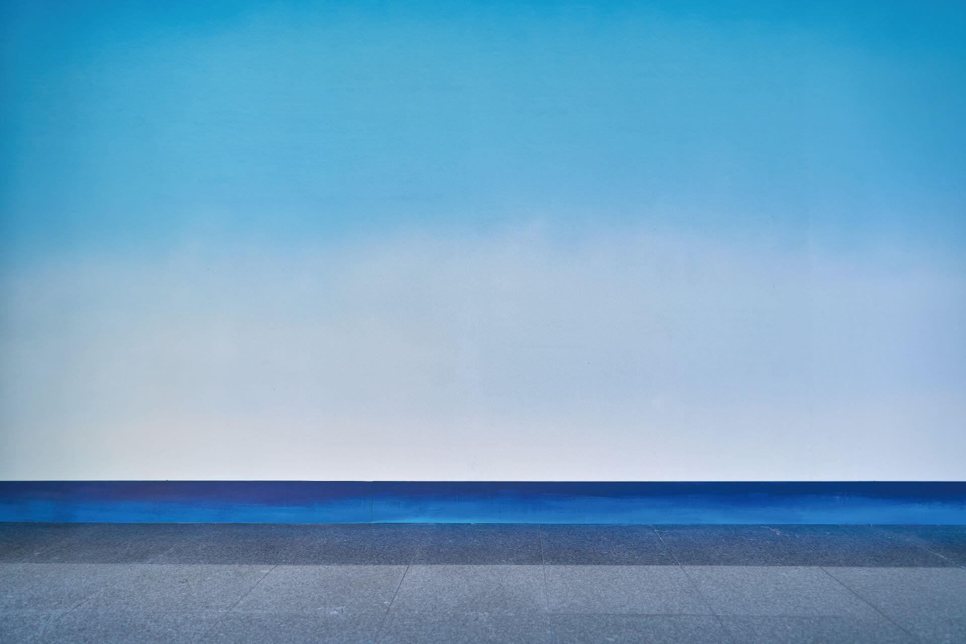 《海平線》在展覽現場。（花蓮縣石雕博物館提供，攝影：陳况豪）